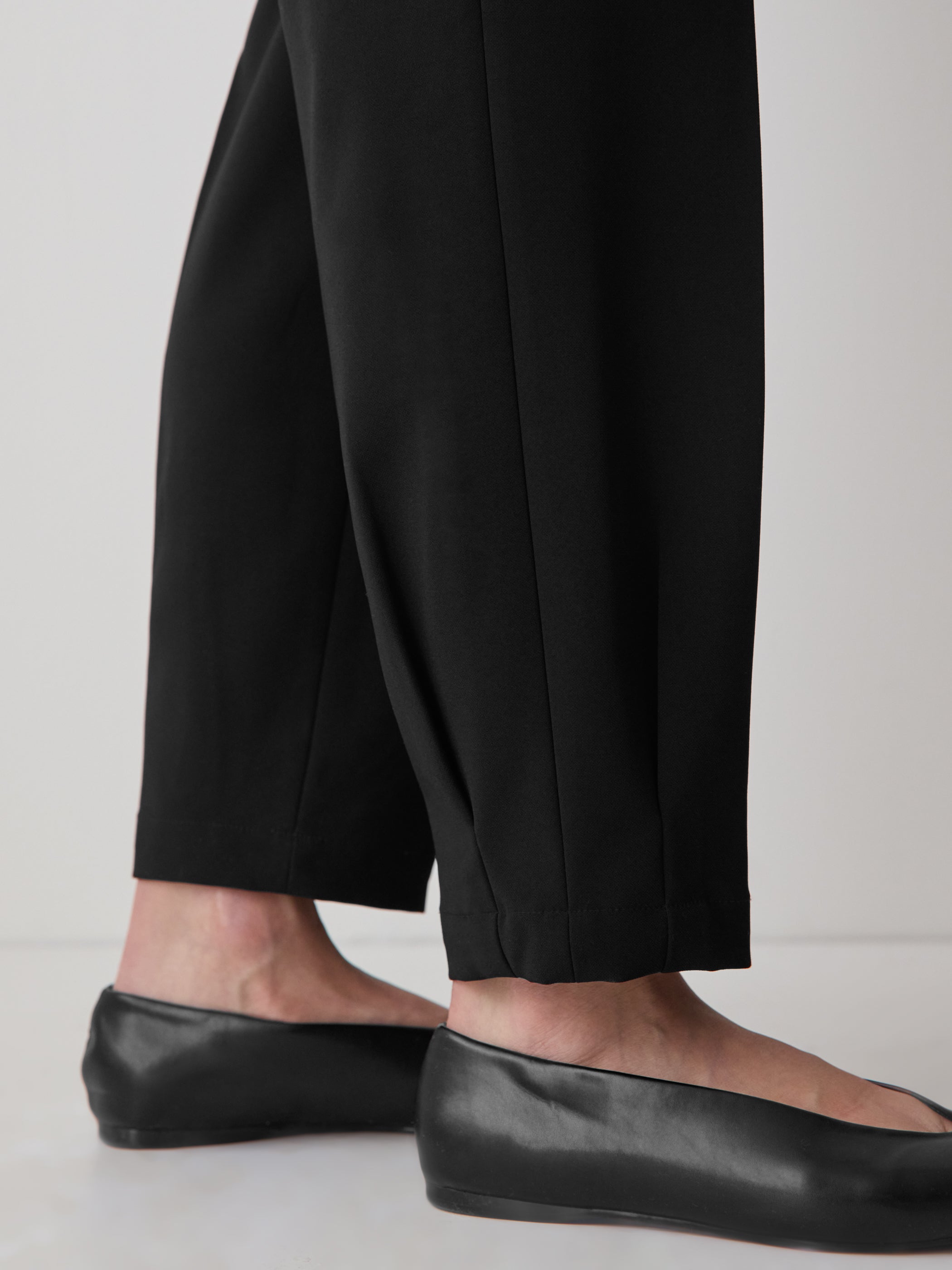 Black Mid-Rise Tapered-Leg Flowy Jogger Pant rw&co Exclusive Sale Price